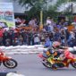 Aksi Pembalap di ajang Kejurda Seri IV R2 Kapolda dan Wali Kota Cup di Sirkuit Lapangan Andi Makkasau Parepare. (BERITA.NEWS/Wahyu Adi Saputra).
