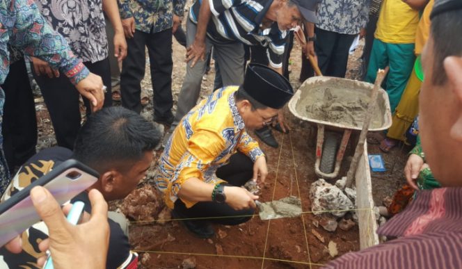 					Tomy satria yulianto meletakkan batu pertama pembangunan panti asuhan. (BERITA.NEWS/IL) 