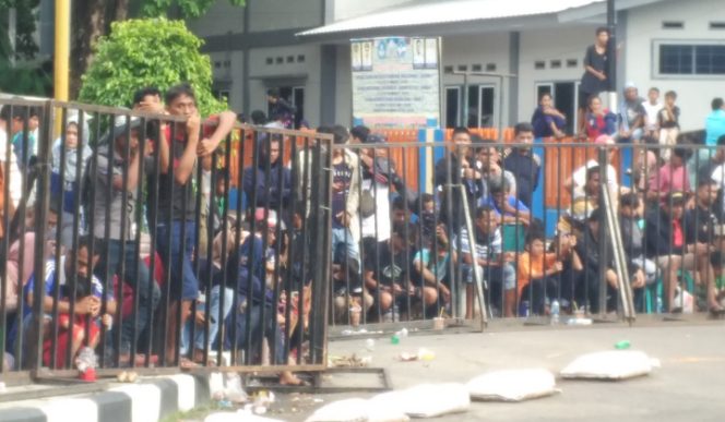 					antusias penonton yang memadati sirkuit Lapangan Andi Makkasau Parepare. (BERITA.NEWS/Wahyu Adi Saputra).  