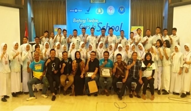 					Foto bersama siswa SMA Negeri 1 Makassar dengan para narasumber dan PT Bintang Toedjoe Extra Joss Shake. (BERITA.NEWS/Kadir). ﻿