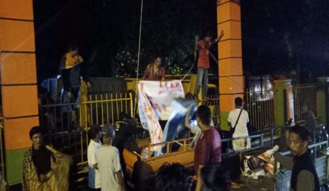 					Pembukaan segel kantor DLH oleh petugas kebersihan dan sejumlah mahasiswa dari HIPMI Pare. (BERITA.NEWS/Wahyu Adi Saputra). 