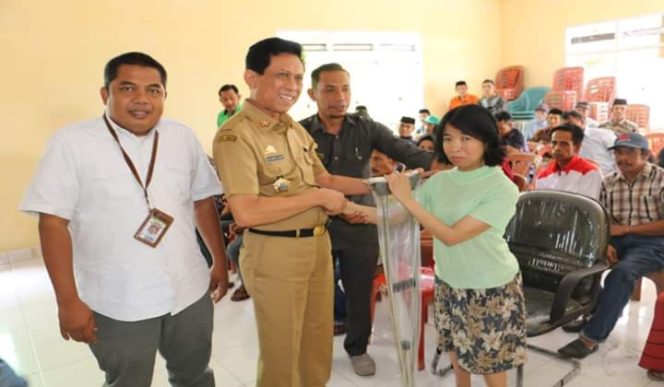 					Sekda Bulukumba serahkan bantuan penyandang disabilitas fisik. (BERITA.NEWS/IL). 