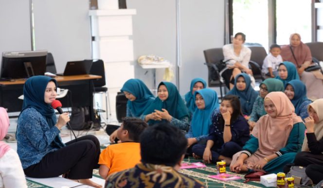 					Priska Paramita Adnan saat memberikan arahan pada kegiatan Kelas Ibu Hamil dan Penyuluhan 1000 Hari Pertama Kehidupan di Baruga Tinggi Mae. (BERITA.NEWS/Putri). ﻿