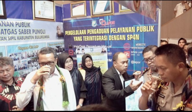 					Didampingi Gubernur dan Kapolda Irwansum Polri Nikmati Kopi Kahayya