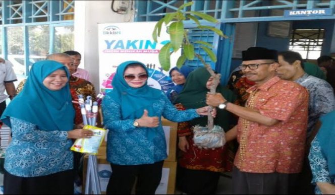 					Masyarakat Pulau Tanakeke Antosias Menyambut Kedatangan Hj Irma Andriani. (BERITA.NEWS/Sahabuddin Jaya). 