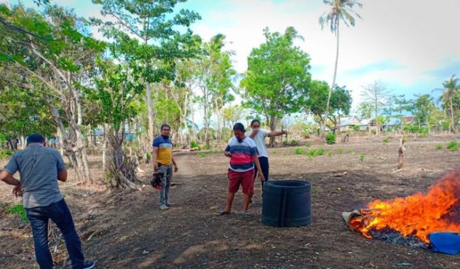 					Tim Pegasus Polres Jeneponto sedang membakar arena lokasi Perjudian Sabung ayam di Desa Mallasoro. (BERITA.NEWS/Muh Ilham). 