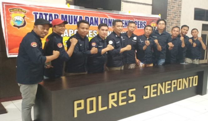 					Kasubag Humas dan Paur Humas bersama wartawan Mitra Humas Polres Jeneponto di ruangan Media Center. (BERITA.NEWS/Muh Ilham). 