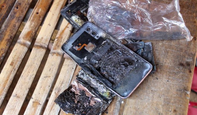 					Kondisi HP Xiaomi Redmi S2 pasca meledak. (BERITA.NEWS/Wahyu Adi Saputra). 