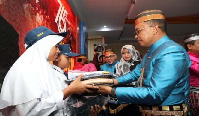 					Proses pendistribusian  seragam sekolah ke para pelajar yang ada di kabupatem Bantaeng. (BERITA.NEWS/Saharuddin). 