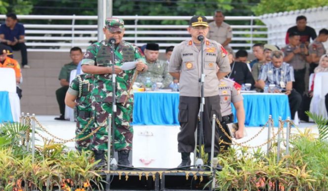 					Kapolda Sulsel Irjen Pol Mas Guntur Loupe dan  Pangdam XIV Hasanuddin Mayjen TNI Surawahadi. 