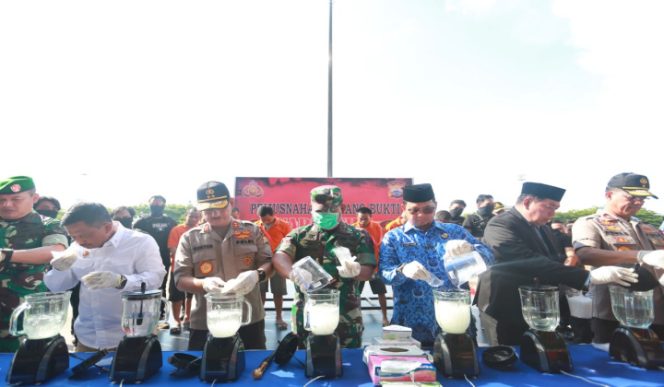 					Irjen Pol Mas Guntur Laupe bersama, Iqbal Suhaeb dan seluruh OPD Sulsel saat pemusnahan barang bukti narkoba. (BERITA.NEWS/Ratih Sardianti Rosi).  