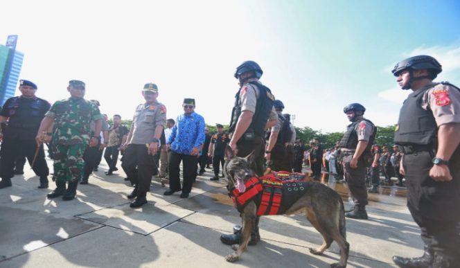 					Kapolda Sulsel, Pj Wali Kota Makassar dan Forkopimda saat melakukan apel gelar pasukan operasi lilin. (BERITA.NEWS/Ratih Sardianti Rosi).  