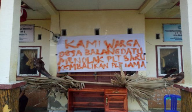 					Warga Desa Balangdatu Kecamatan Kepulauan Tanakeke, Menyegel Kantor Desa. (BERITA.NEWS/Sahabuddin Jaya). 