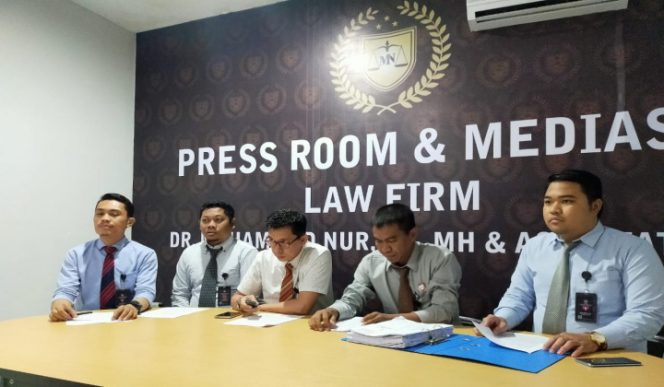 					Kuasa hukum AM menggelar konfrensi pers. (BERITA.NEWS/Muh Ilham). 