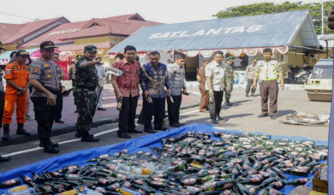 					Ratusan  botol miras yang dimuanahkan polres Bantaeng di halaman kantor polres Bantaeng. (BERITA.NEWS/Saharuddin). 