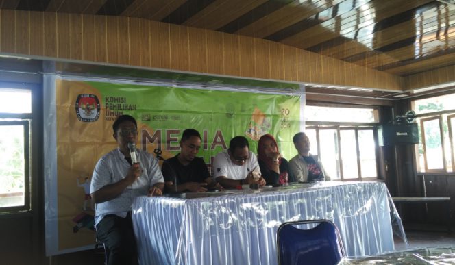 					Komisioner KPU Kota Parepare yang melakukan pembukaan kegiatan Media Gathering. (BERITA.NEWS/Wahyu Adi Saputra).  