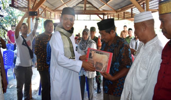 					Syamsari Kitta Berikan Lansung Bantuan Kepada Masyarakat Desa Tonasa. (BERITA.NEWS/Sahabuddin Jaya). 