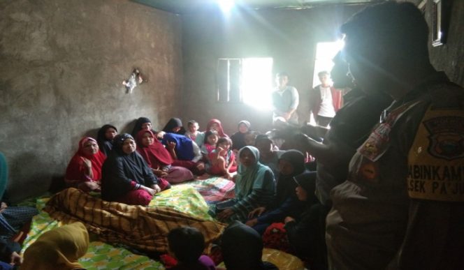 					Situasi rumah Nenek Mallang yang tewas gantung diri. (BERITA.NEWS/Saharuddin). 