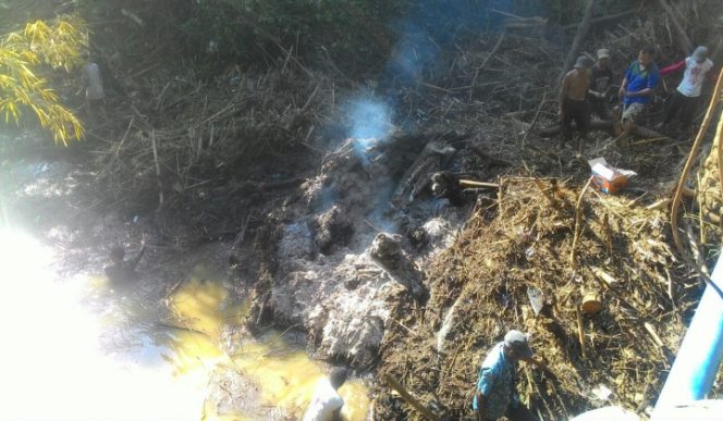 					Masyarakat dan pemerintah kerja bakti. (BERITA.NEWS/Sahabuddin Jaya).  