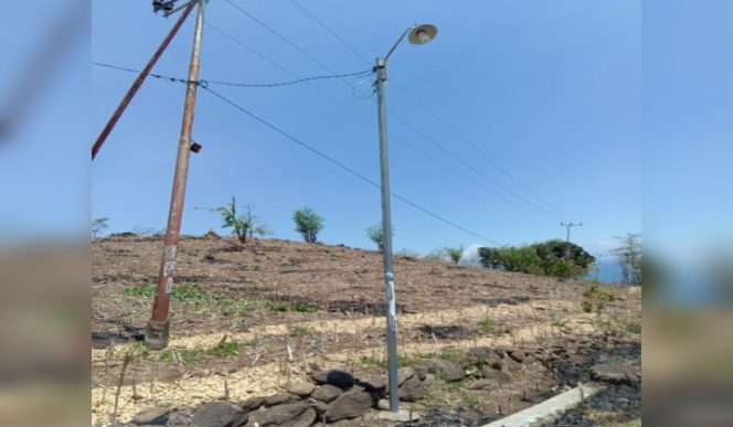 					Pipa yang diperuntukkan untuk penyaluran jaringan air bersih beralih fungai menjadi tiang lampu jalan. (BERITA.NEWS/Saharuddin). 