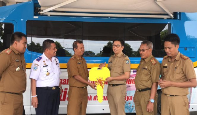 					Tommy saat menyerahkan kendaraan pelayan online. (BERITA.NEWS/IL). 