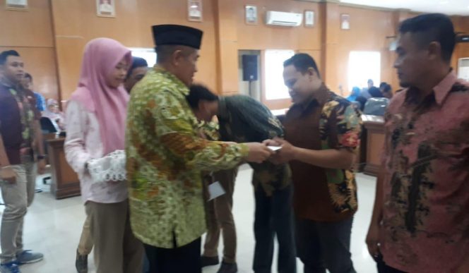 					Bupati Bulukumba menyerahkan bantuan kepada Atlet. (BERITA.NEWS/IL). 