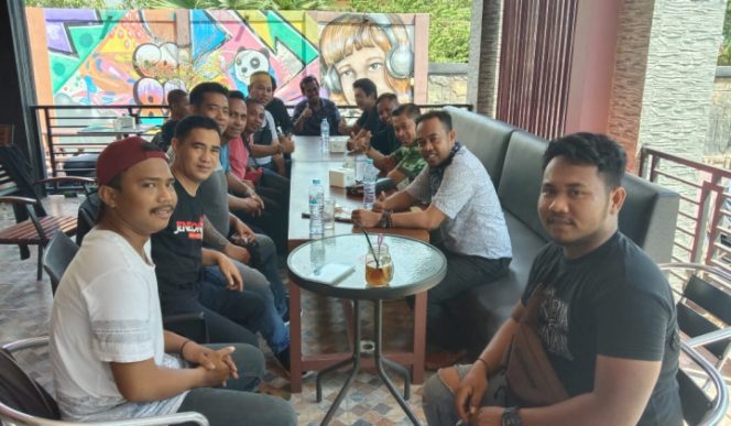 					Anggota DPRD Provinsi Sulsel, Mulyadi Mustamu Karaeng Tinggi bersama para jurnalis Jeneponto. (BERITA.NEWS/Muh Ilham). 