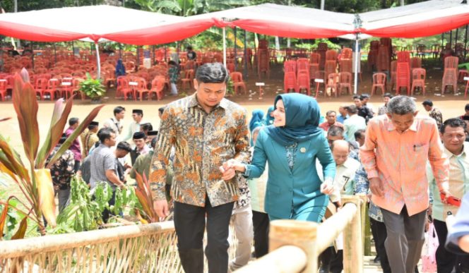 					Adnan Purichta Ichsan bersama  Priska Paramita Adnan saat menghadiri HKGPKK ke-47 Tingkat Kabupaten Gowa. (BERITA.NEWS/Putri). 
