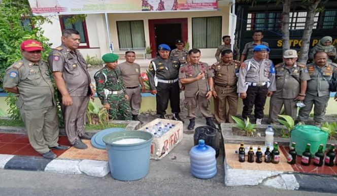 					Satuan Personil Satpol PP Musnahkan Botol minuman Berisi Ballok. (BERITA.NEWS/IL). ﻿