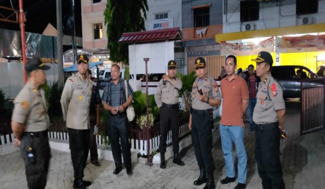 					Pengecekan salah satu gereja yang ada di kota parepare oleh kapolres parepare dan jajarannya. (BERITA.NEWS/Wahyu Adi Saputra).  