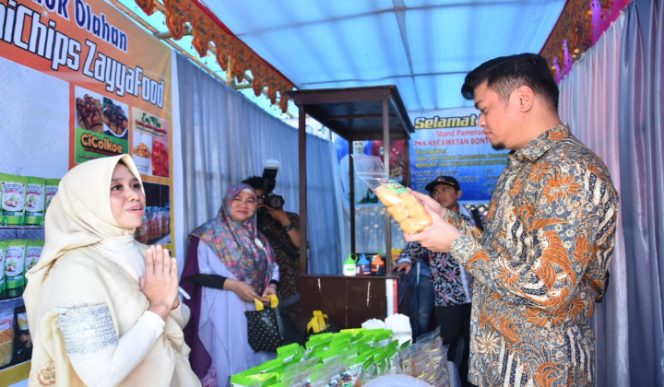 					Bupati Gowa, Adnan Purichta Ichsan saat mengunjungi stand pameran peringatan Hari Kesatuan Gerak (HKG). (BERITA.NEWS/Putri). 