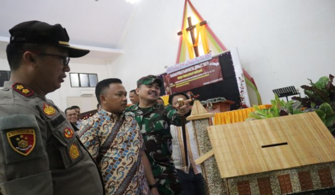 					Bupati bersama Kapolres dan  Dandim 1410 Bantaeng saat memantau keamanan rimalam Natal. (BERITA.NEWS/Saharuddin). 