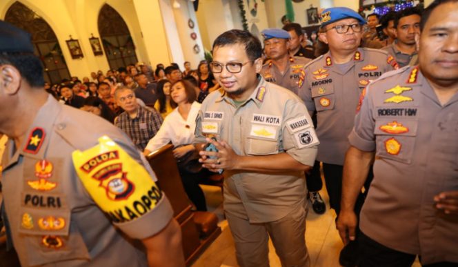 					Iqbal Suhaeb saat memantau keamaan di gereja. (BERITA.NEWS/Ratih Sardianti Rosi). 