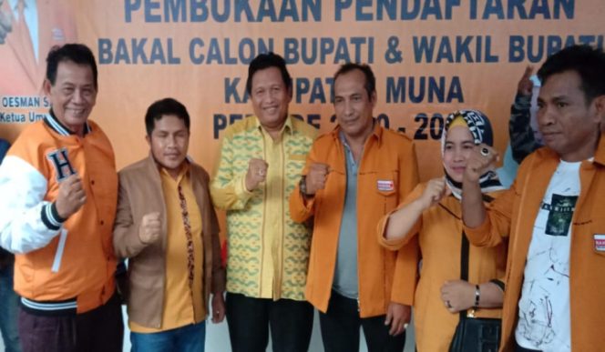 					Bupati Muna LM Rusman Emba bersama Ketua Penjaringan Balon Bupati Muna Partai Hanura La Irwan. (BERITA.NEWS/Laode Nsora). 