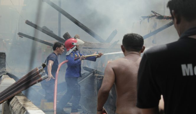 					Petugas Damkar berusaha memadamkan api. (BERITA.NEWS/Wahyu Adi Saputra). 