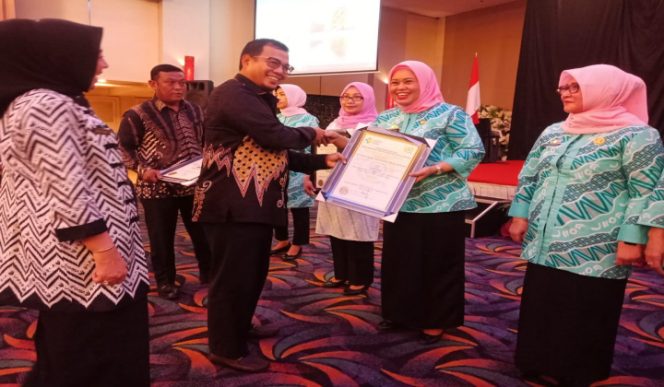 					Iqbal Suhaeb saat menyerahkan sertifikat bagi puskesmas yang raih predikat. (BERITA.NEWS/Ratih Sardianti Rosi). ﻿