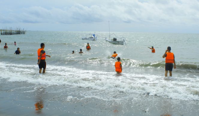 					Personil SAR Brimob Batalyon B Pelopor Polda Sulsel yang sedang mengawasi wisatawan yang ada di Wisata Pantai Lumpue. (BERITA.NEWS/Wahyu Adi Saputra).  