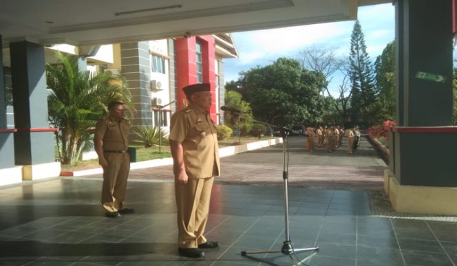 					AM. Sukri Sappewali saat memimpim upacara di halaman kantor Bupati. (BERITA.NEWS/IL). ﻿