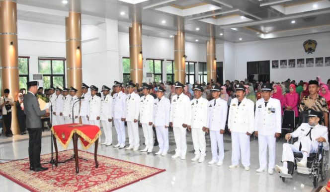 					Bupati Gowa, Adnan Purichta Ichsan saat melantik 17 kepala desa Periode 2019-2025. (BERITA.NEWS/Putri). 