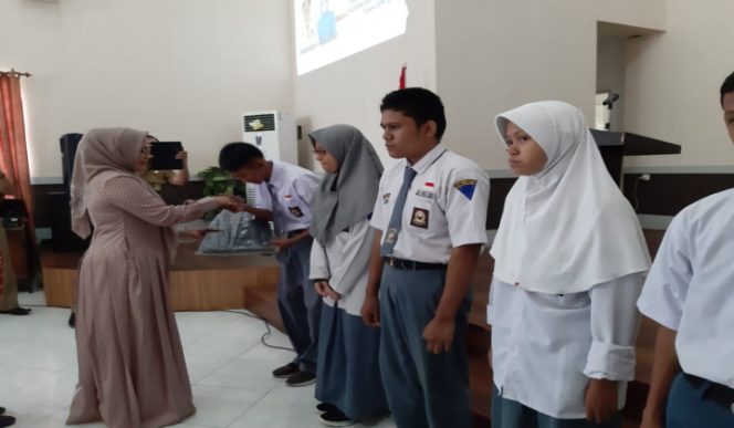 					Ketua TP PKK Sulsel serahkan bantuan 2500 tas kepada siswa-siswi SMA/SMK Se-Sulsel. (BERITA.NEWS/Andi Khaerul). 
