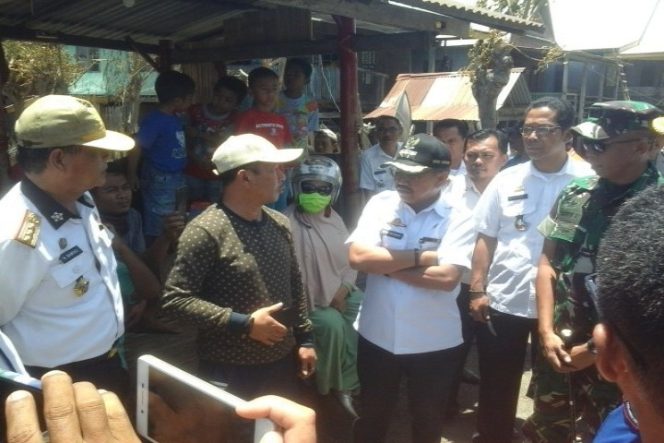 					Bupati Jeneponto Iksan Iskansar bersama rombongan kunjungi korban kebakaran di Dusun Tobereka Selatan, Desa Borongtala, Kecamatan Tamalatea, Kabupaten Jeneponto. (Muh Ilham/BERITA.NEWS).