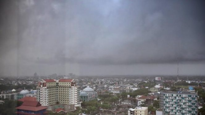 					BMKG Ingatkan Masyarakat Waspadai Hujan Disertai Petir: Jangan Berlindung di Bawah Pohon