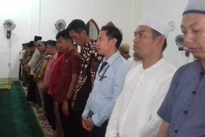					Masyarakat Luwu Salat Gerhana di Masjid Agung