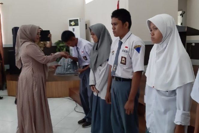 					Ketua TP PKK Sulsel Serahkan 2.500 Tas dan Perlengkapan Sekolah SMA/SMK Se-Sulsel
