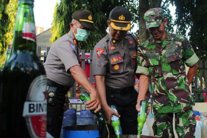 					Jelang Tahun Baru, Polres Parepare Musnahkan Ribuan Miras