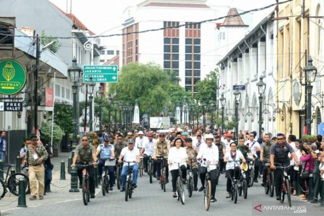 					Presiden Joko Widodo bersepeda menuju kawasan kota lama Semarang Jawa Tengah pada Senin (30/12/2019). (Antara/Bayu Prasetyo)