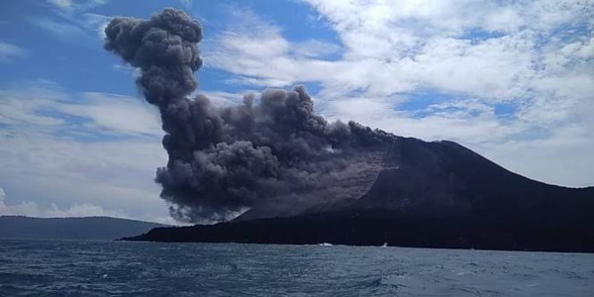 					Dokumentasi: Erupsi Gunung Anak Krakatau. (net)