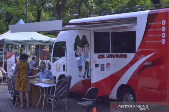 					Pelayanan pembuatan paspor di mobil layanan Imigrasi (Imigrasi)