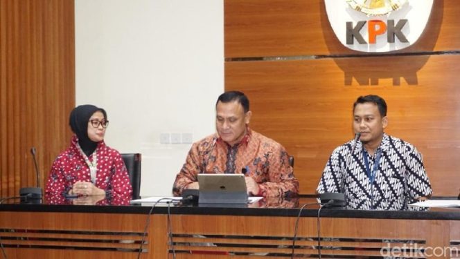 					Ketua KPK Firli Bahuri diapit 2 Plt Jubir KPK Ipi Maryati dan Ali Fikri (detikcom)