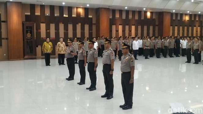 					Mabes Polri menggelar upacara kenaikan pangkat atau Korps Rapor Perwira Tinggi (detikcom)